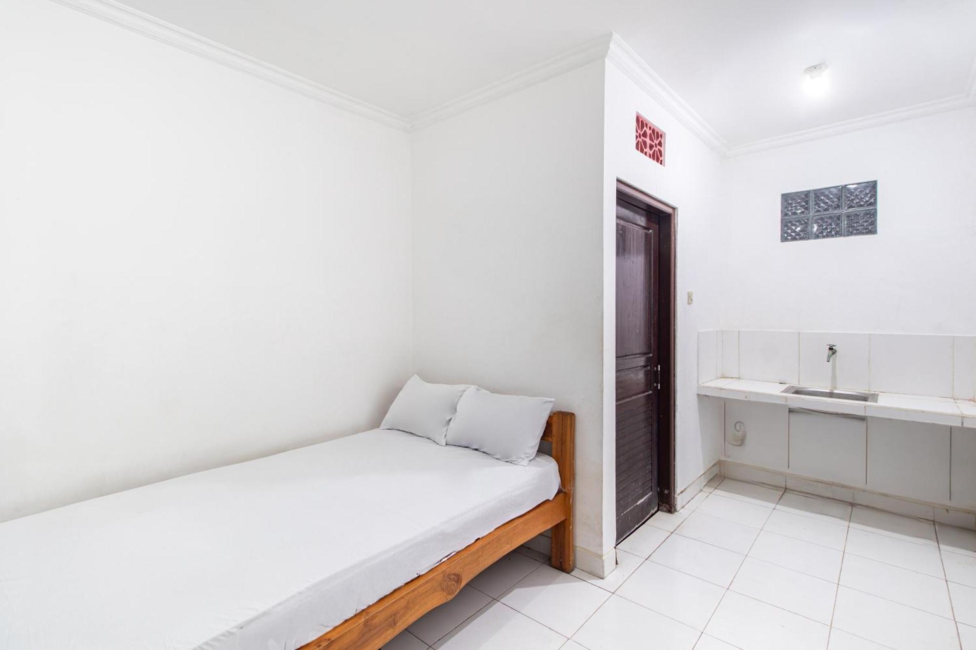 Oyo Life 93504 Kost Krisna Temukus Exterior foto
