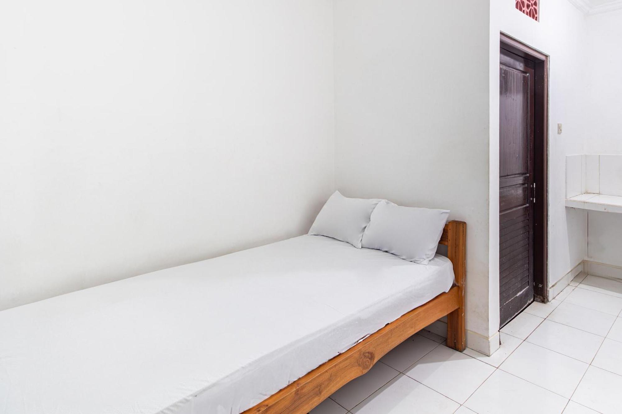 Oyo Life 93504 Kost Krisna Temukus Exterior foto