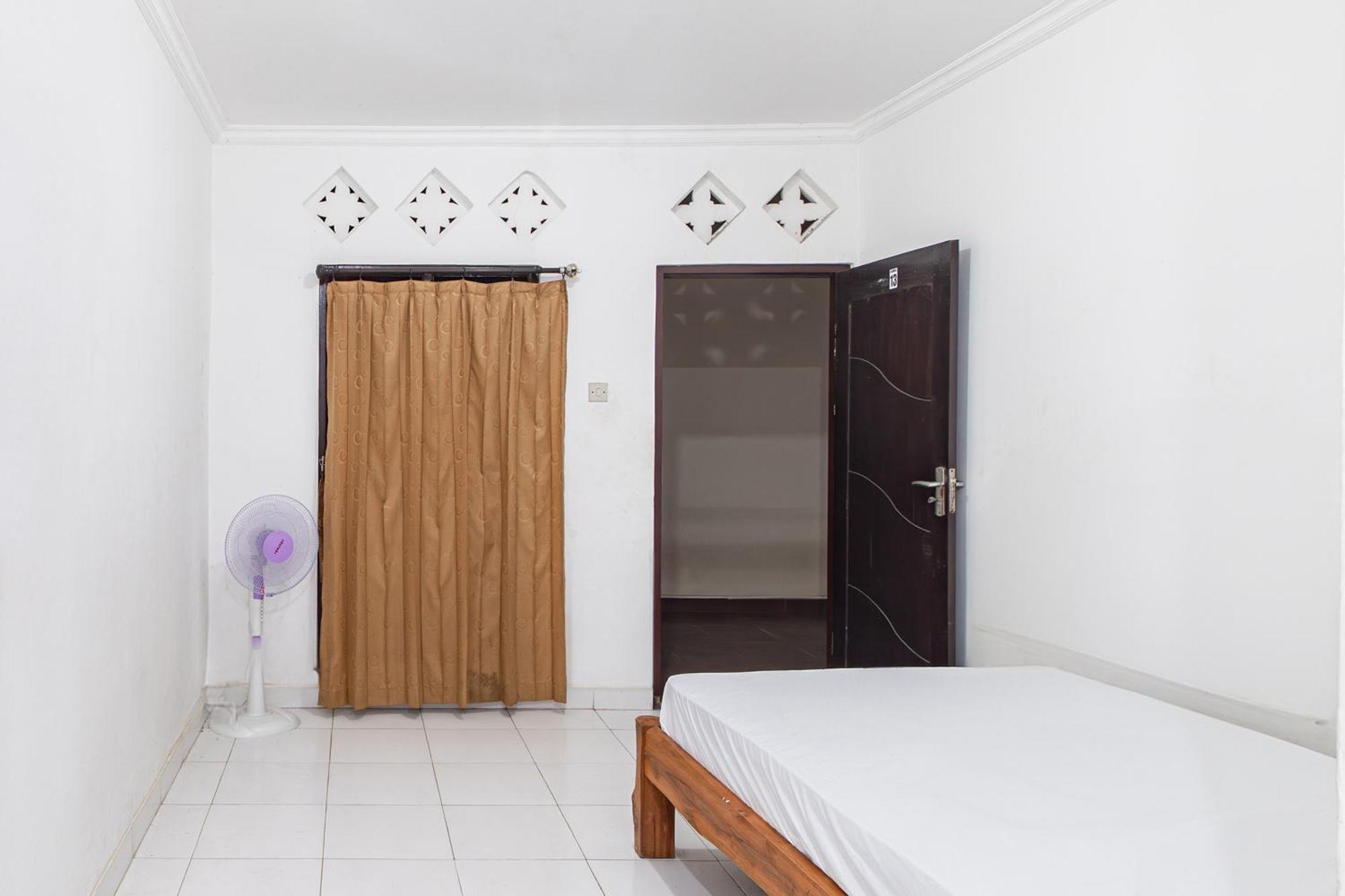 Oyo Life 93504 Kost Krisna Temukus Exterior foto