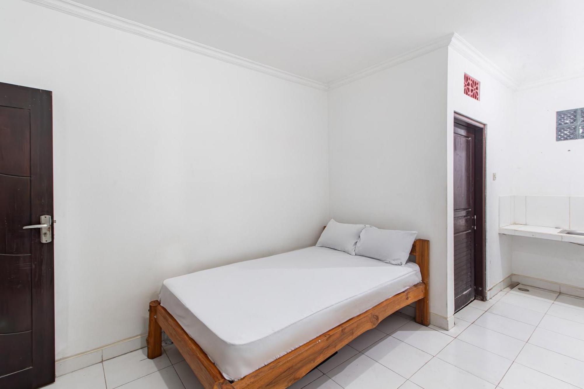 Oyo Life 93504 Kost Krisna Temukus Exterior foto