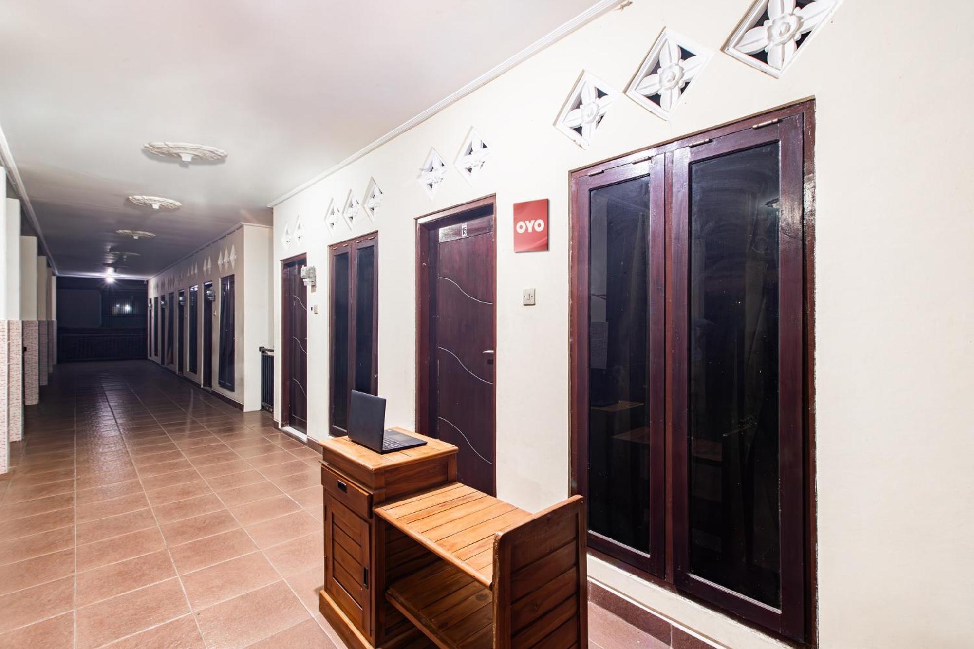 Oyo Life 93504 Kost Krisna Temukus Exterior foto